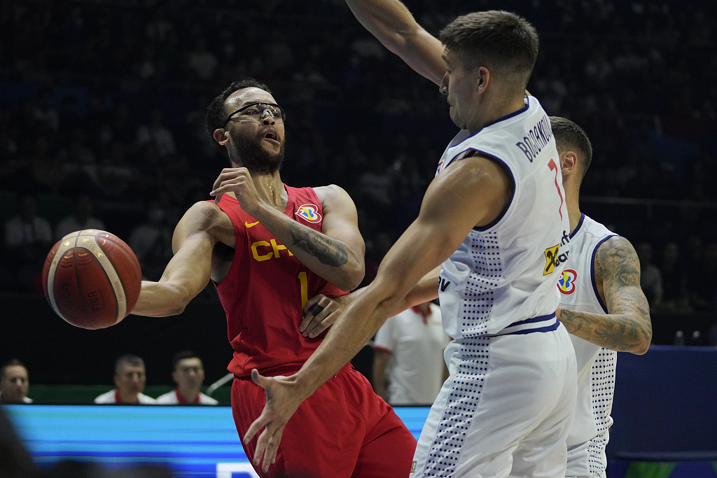 Li Kaier (L) of China passes in the group game at the FIBA Basketball World Cup against Serbia at Araneta Coliseum in Quezon, the Philippines, August 26, 2023. /CFP