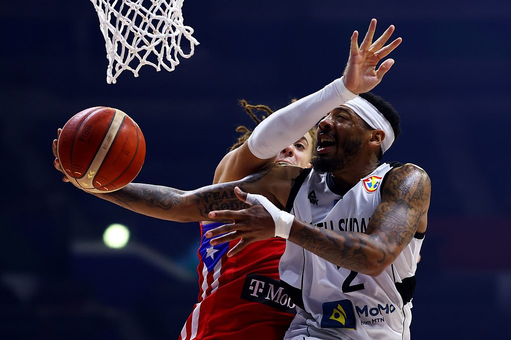 Carlik Jones (R) of South Sudan drives toward the rim in the group game at the FIBA Basketball World Cup against Puerto Rico at Manila Araneta Coliseum in Manila, the Philippines, August 26, 2023. /CFP