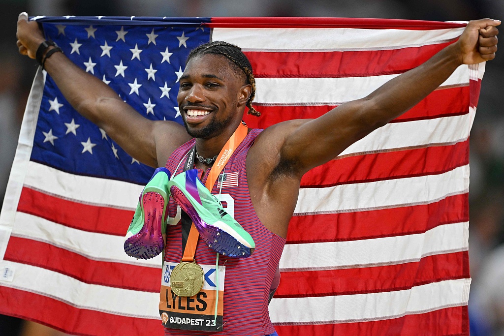 Noah Lyles of the U.S. celebrates after winning the men's 200-meter gold medal at the World Athletics Championships at the National Athletics Centre in Budapest, Hungary, August 25, 2023. /CFP