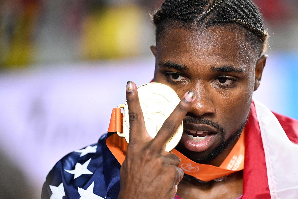 Noah Lyles of the U.S. celebrates after winning the men's 200-meter gold medal at the World Athletics Championships at the National Athletics Centre in Budapest, Hungary, August 25, 2023. /CFP