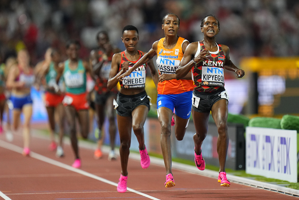 Faith Kipyegon (R) crosses the finish line before Sifan Hassan in the women's 5,000m final at the World Athletics Championships in Budapest, Hungary, August 26, 2023. /CFP