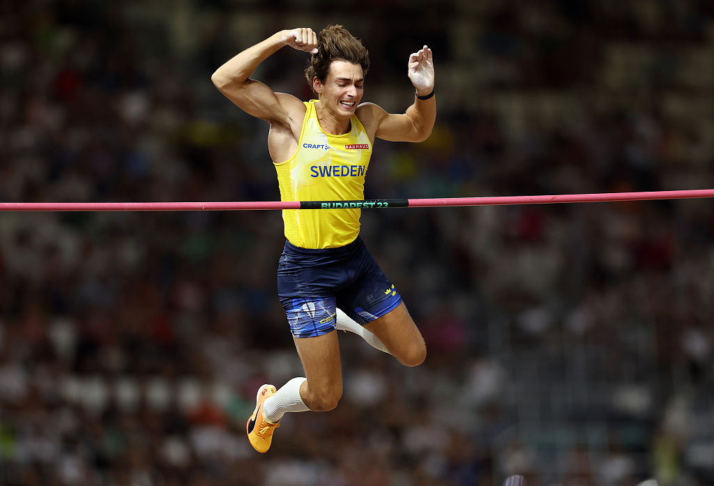 Armand Duplantis in action during the men's pole vault final at World Athletics Championships in Budapest, Hungary, August 26, 2023. /CFP