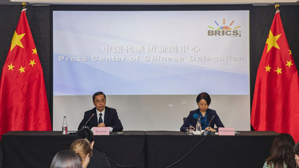 The Press Center of the Chinese delegation held a briefing for Chinese and foreign media in Johannesburg, South Africa, and invited Special Envoy on BRICS Affairs and Director-General of the Department of International Economic Affairs of the Foreign Ministry, Li Kexin, to brief the media, August 24, 2023./China's Foreign Ministry 