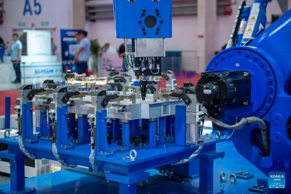 A manufacturing robot at the World Robot Conference 2023 in Beijing, capital of China, August 16, 2023. /Xinhua