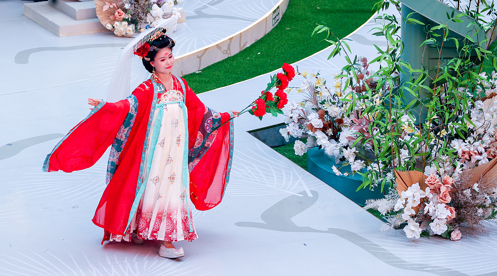 A hanfu enthusiast showcases her costume during a hanfu-themed festival in Wuhan, Hubei Province on August 26, 2023. /CFP