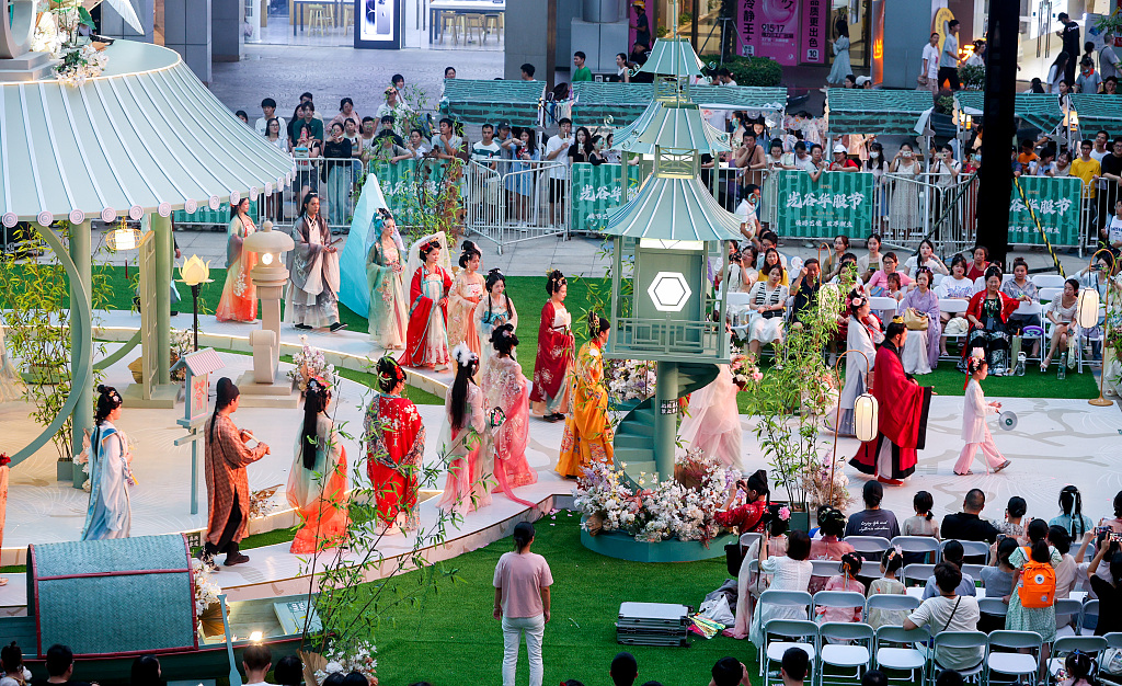 Hanfu enthusiasts showcase their costumes during a hanfu-themed festival in Wuhan, Hubei Province on August 26, 2023. /CFP