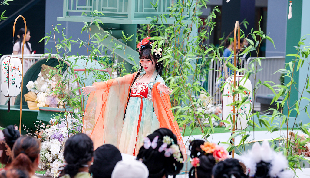 A hanfu enthusiast showcases her costume during a hanfu-themed festival in Wuhan, Hubei Province on August 26, 2023. /CFP