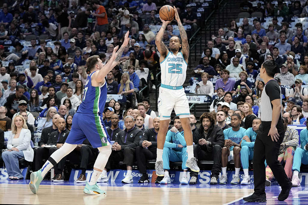 P.J. Washington (#25) of the Charlotte Hornets shoots in the game against the Dallas Mavericks at American Airlines Center in Dallas, Texas, March 26, 2023. /CFP