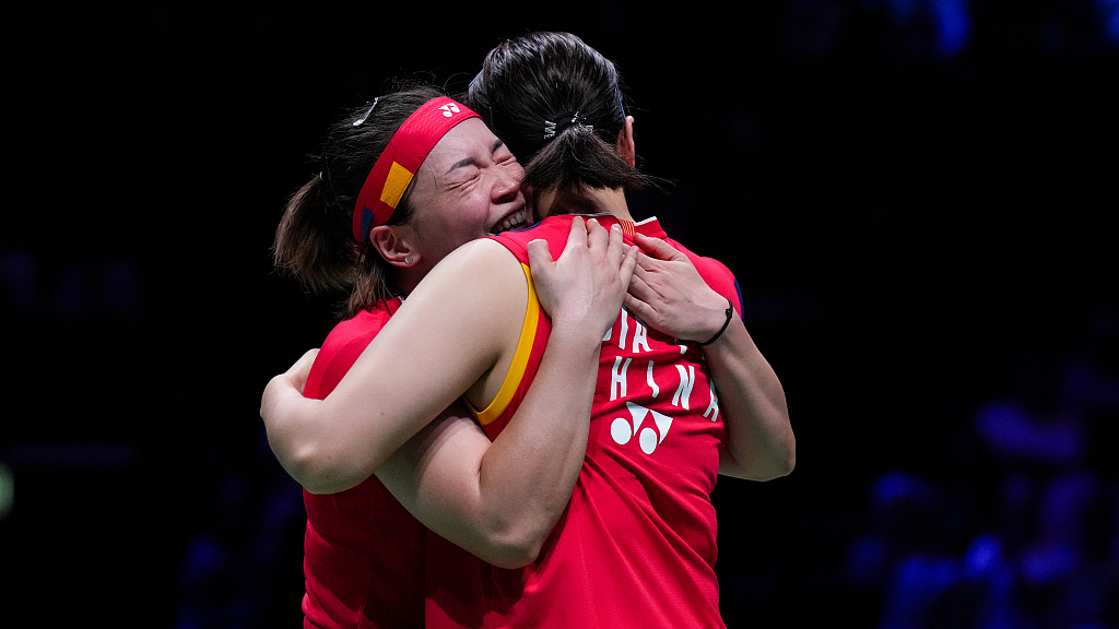 Chen Qingchen (L) and Jia Yifan celebrate after winning the women's doubles final at the badminton World Championships in Copenhagen, Denmark, August 27, 2023. /CFP