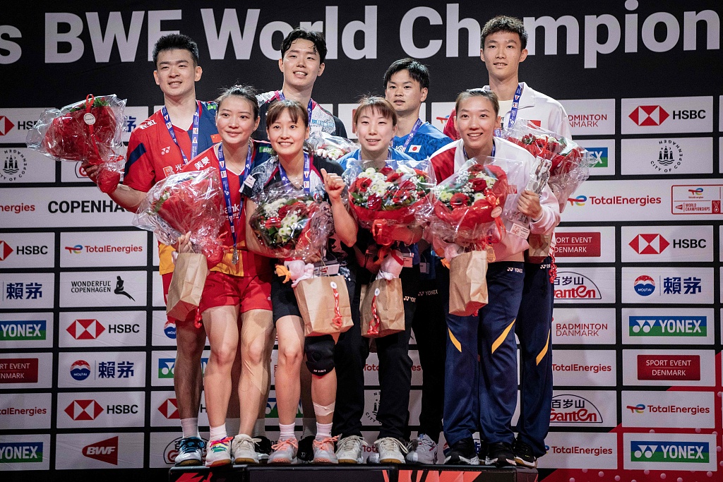 Zheng Siwei and Huang Yaqiong (L) celebrate with other medalists after mixed doubles final at badminton World Championships in Copenhagen, Denmark, August 27, 2023. /CFP