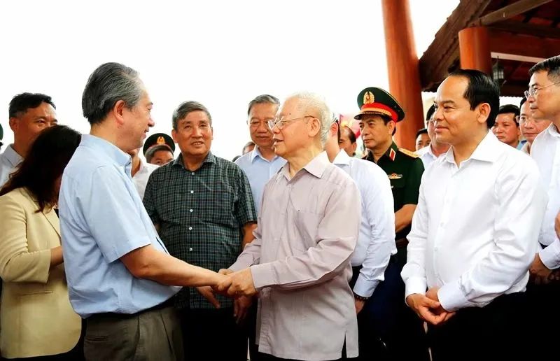 General Secretary of the Communist Party of Vietnam Central Committee Nguyen Phu Trong (C) shakes hands with Chinese Ambassador to Vietnam Xiong Bo (L) during an inspection on the Friendship Pass in northern Vietnam's Lang Son province, August 25, 2023. /The Chinese Embassy in Vietnam