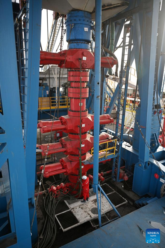 A worker on a drilling platform for a borehole over 10,000 meters deep in the hinterland of the Taklimakan Desert within the Tarim Basin, Xinjiang Uygur Autonomous Region, northwest China, August 21, 2023. /Xinhua