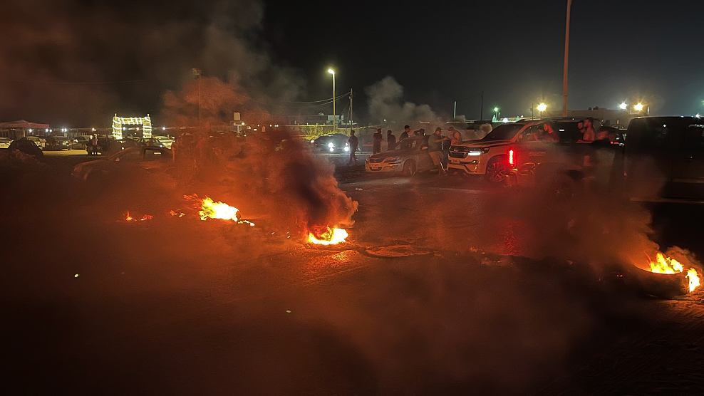 People burn tires and block roads to protest Libyan foreign minister's meeting with Israeli Foreign Minister Eli Cohen in Tajura town of Tripoli, Libya, August 27, 2023. /CFP