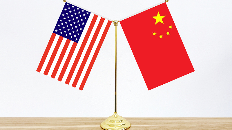 National flags of the U.S. and China. /CFP