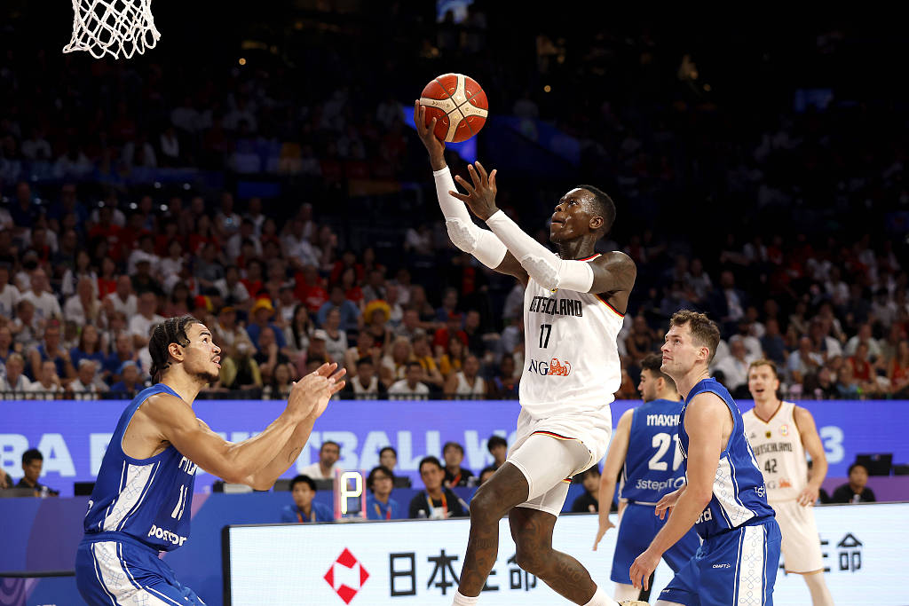 Dennis Schroder (#17) of Germany drives toward the rim in the group game against Finland at the FIBA Basketball World Cup at Okinawa Arena in Okinawa, Japan, August 29, 2023. /CFP