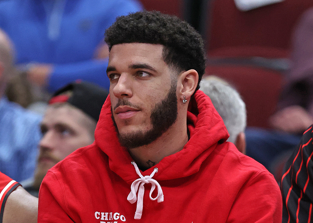 Lonzo Ball of the Chicago Bulls looks on during the game against the Milwaukee Bucks at the United Center in Chicago, Illinois, April 5, 2022. /CFP 