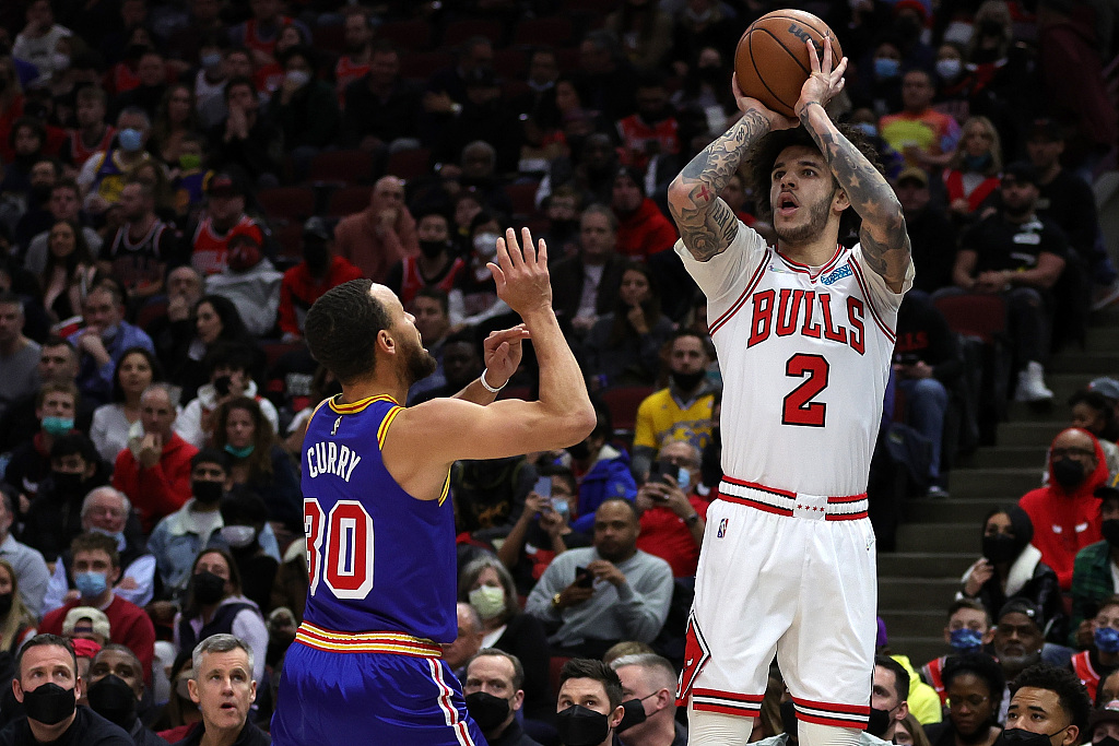 Lonzo Ball (#2) of the Chicago Bulls shoots in the game against the Golden State Warriors at the United Center in Chicago, Illinois, January 14, 2022. /CFP 