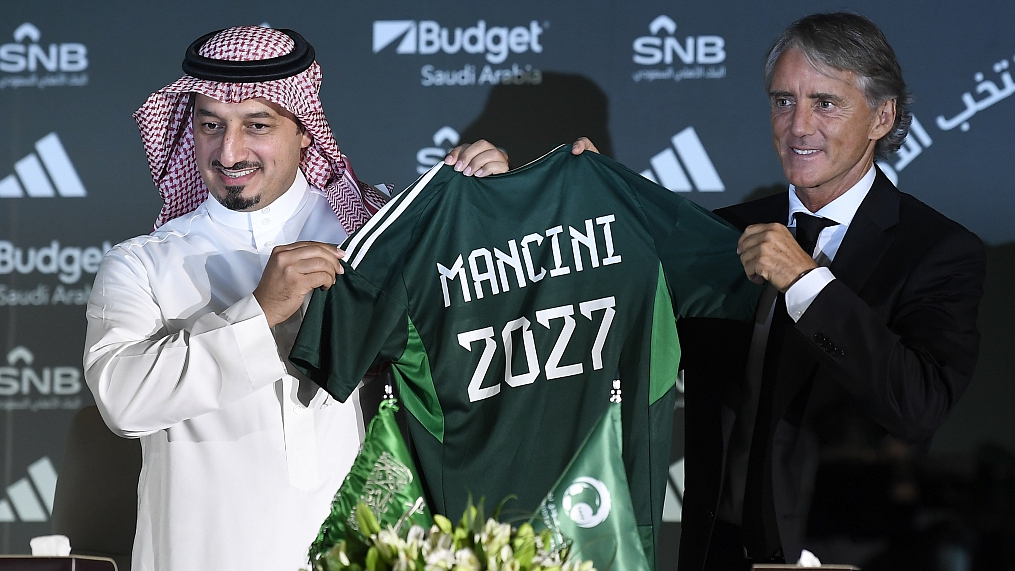 Roberto Mancini (R) and Yasser Al Misehal, the Saudi Arabian Football Federation president, attend a press conference in Riyadh, Saudi Arabia, August 28, 2023. /CFP