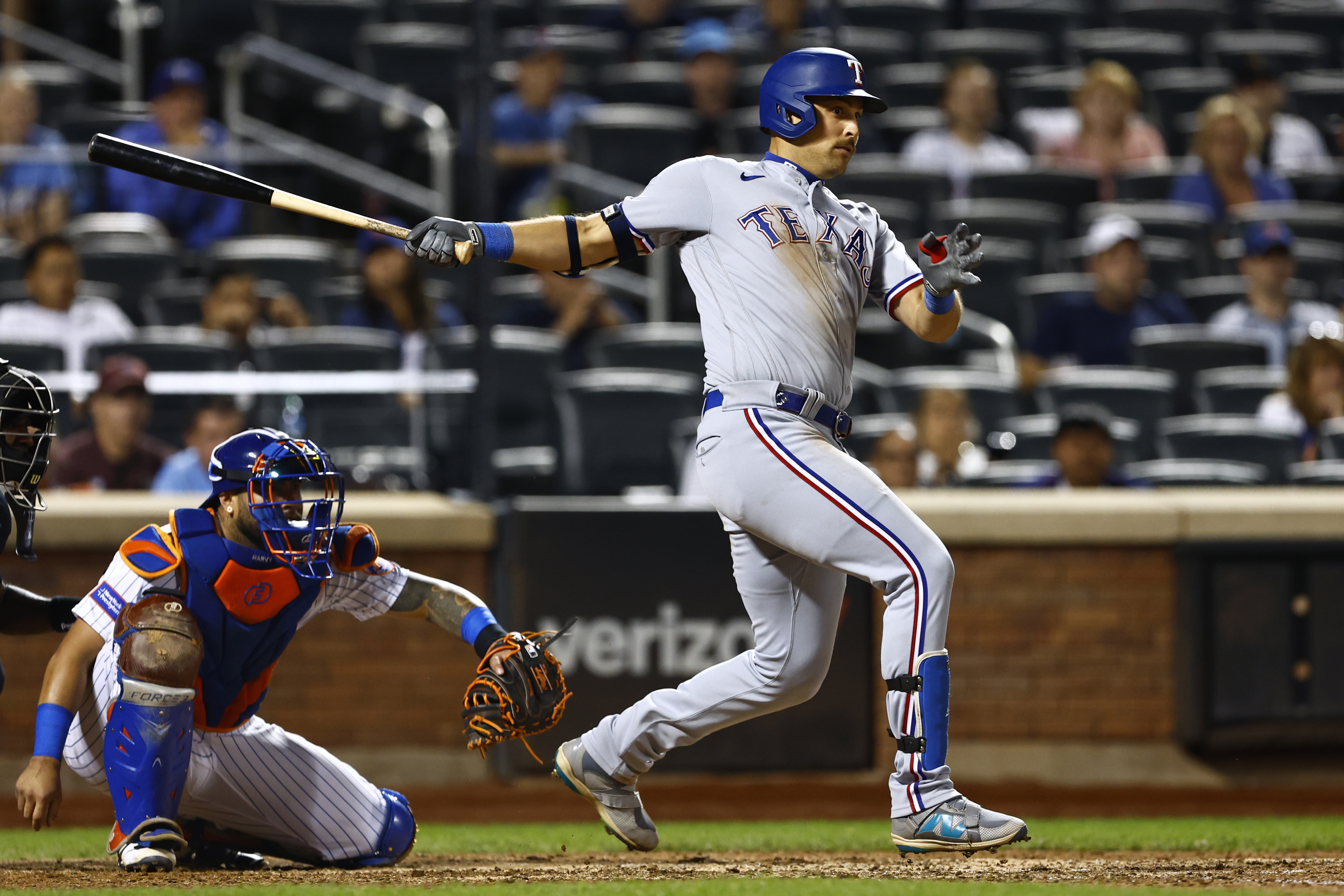Nathaniel Lowe (R) of the Texas Rangers hits during the ninth inning in the game against the New York Mets at Citi Field in New York City, August 28, 2023. /CFP