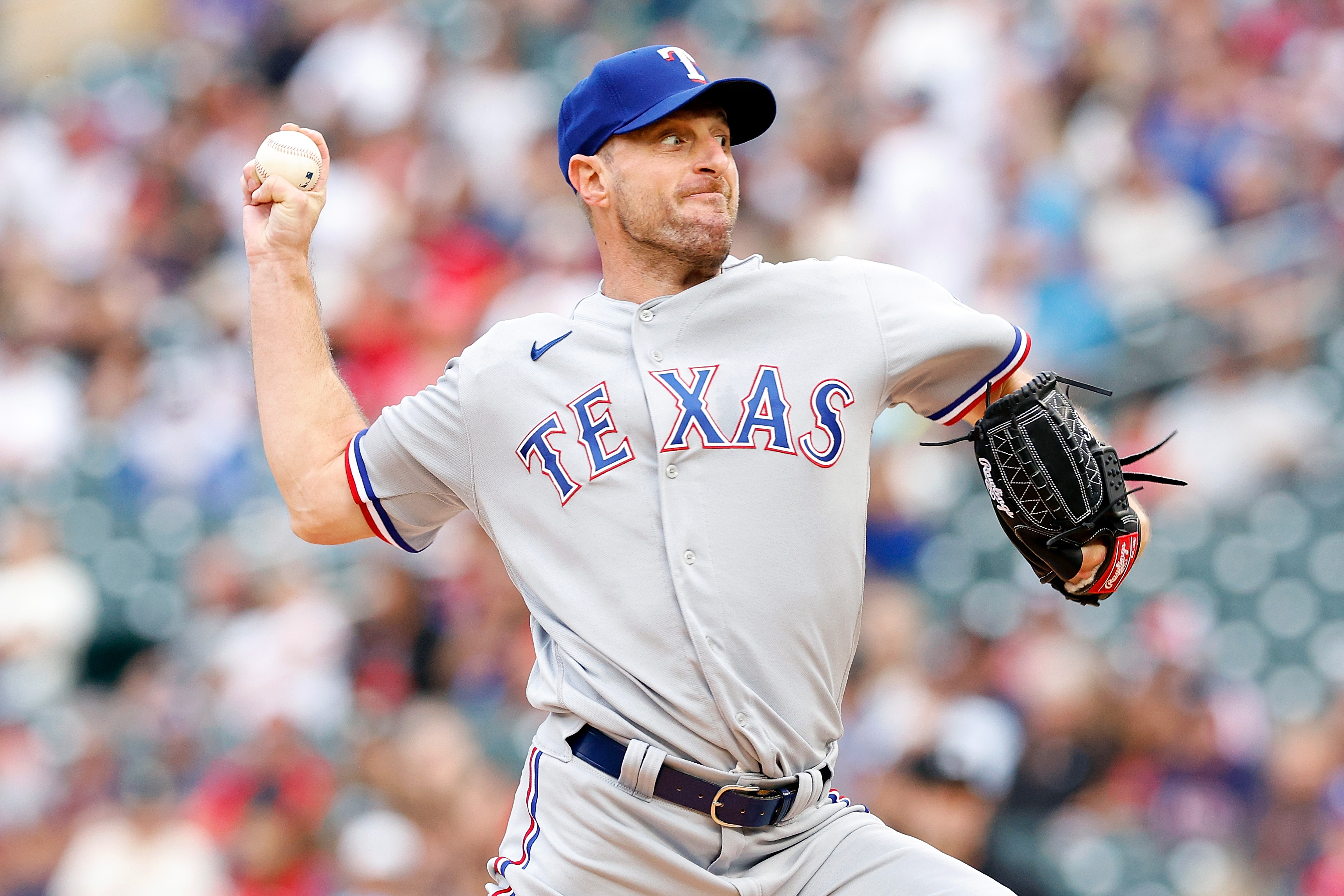 Max Scherzer of the Texas Rangers pitches during the first inning in the game against the Minnesota Twins at Target Field in Minneapolis, Minnesota, August 26, 2023. /CFP 