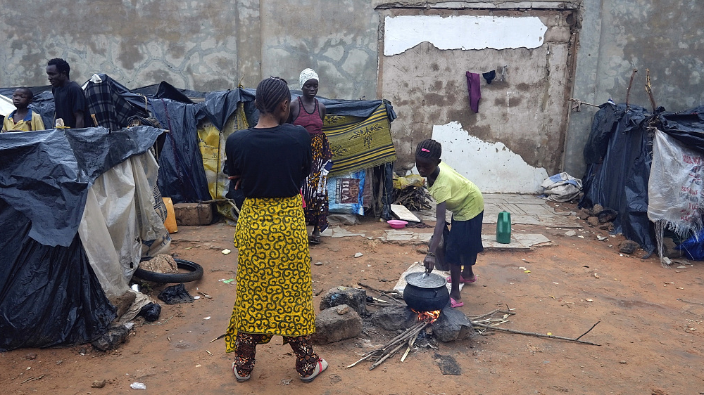 Migrants stuck in Niamey, Niger, prepare food in their makeshift camp, August 22, 2023. /CFP
