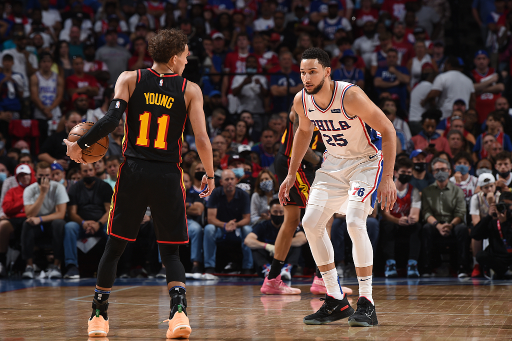 Ben Simmons (R) of the Philadelphia 76ers guards Trae Young of the Atlanta Hawks in Game 7 of the NBA Eastern Conference semifinals at the Wells Fargo Center in Philadelphia, Pennsylvania, June 20, 2021. /CFP