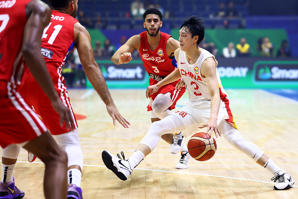 Hu Mingxuan (#3) of China dribbles to penetrate in the group game against Puerto Rico at the FIBA Basketball World Cup at the Araneta Coliseum in Manila, the Philippines, August 30, 2023. /CFP