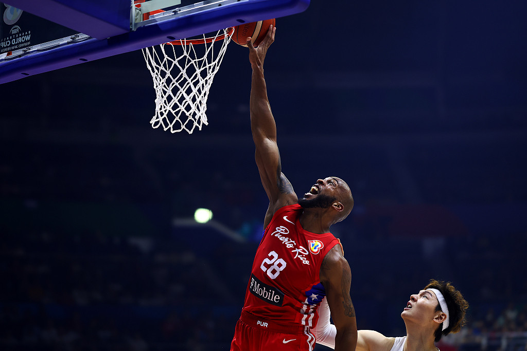 Ismael Romero (#28) of Puerto Rico dunks in the group game against China at the FIBA Basketball World Cup at the Araneta Coliseum in Manila, the Philippines, August 30, 2023. /CFP