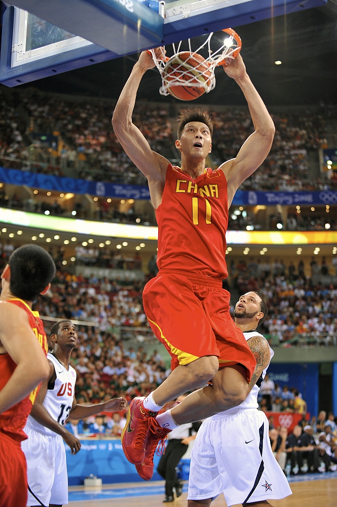Yi Jianlian of China dunks during the men's preliminary basketball game against the USA at the Beijing Olympic Games at the Beijing Olympic Basketball gymnasium in Beijing, China, August 10, 2008. /CFP