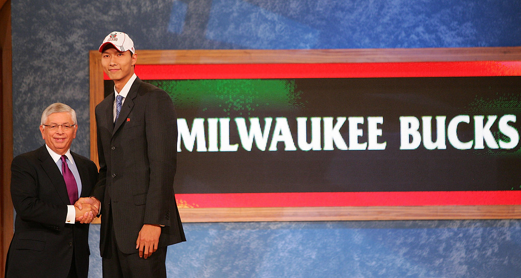 Then NBA Commissioner David Stern (L) poses for a photo with Yi Jianlian after he was drafted sixth by the Milwaukee Bucks during the 2007 NBA Draft at the WaMu Theatre at Madison Square Garden in New York City, U.S., June 28, 2007. /CFP