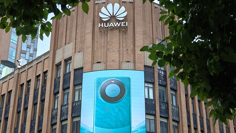Huawei flagship store in Shanghai, showing ads of its new smartphone Mate 60 Pro on a big screen, August 30, 2023. /CFP