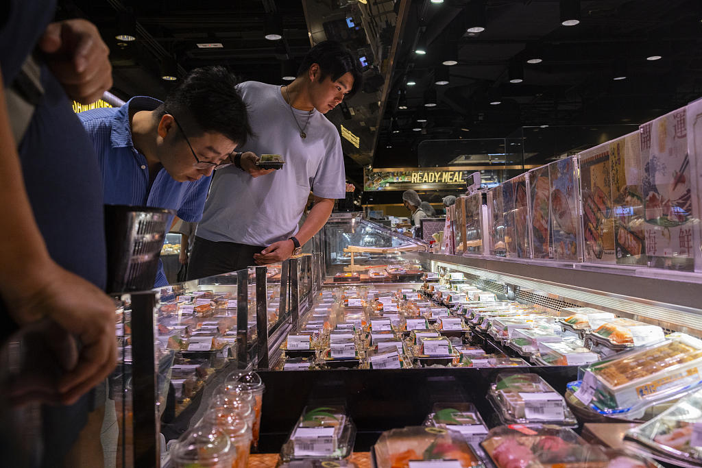 Customers browse Japanese imported sea products in Hong Kong Special Administrative Region, China, July 12, 2023. /CFP
