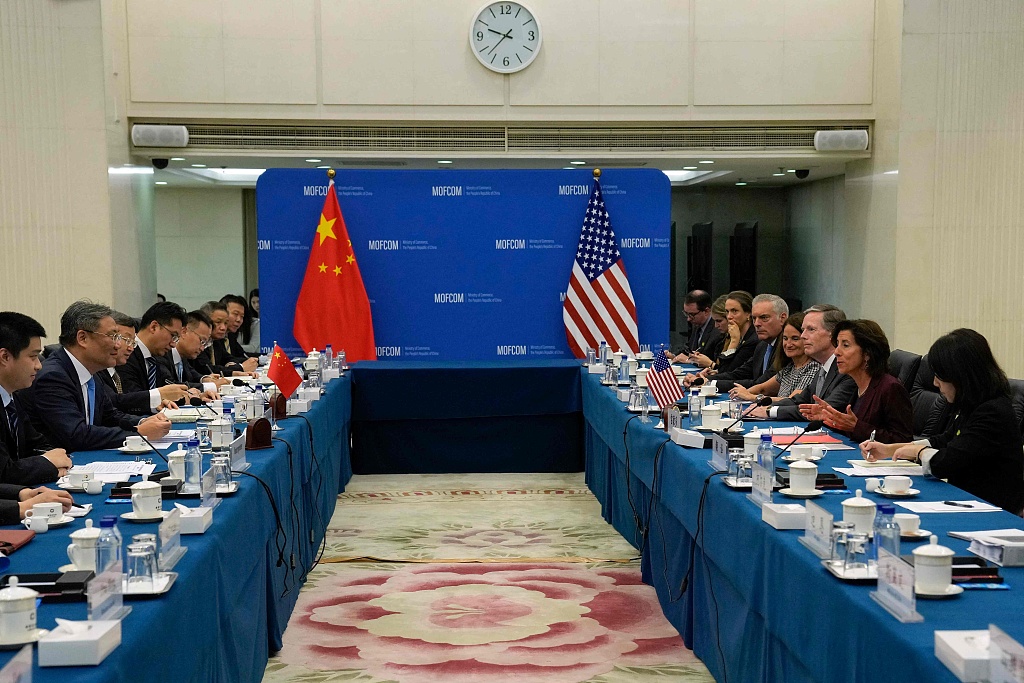 U.S. Commerce Secretary Gina Raimondo (2nd-R) speaks during a meeting with Chinese Minister of Commerce Wang Wentao (2nd-L) at the Ministry of Commerce in Beijing, China, August 28, 2023. /CFP
