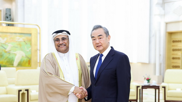 Wang Yi, a member of the Political Bureau of the Communist Party of China (CPC) Central Committee and Chinese foreign minister, shakes hands with Adel Al Asoomi, speaker of the Arab Parliament, in Beijing, China, August 29, 2023. /Chinese Foreign Ministry