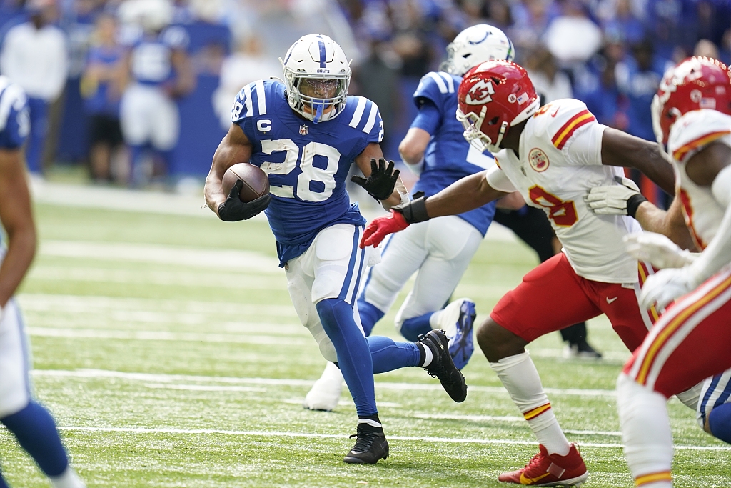 Running back Jonathan Taylor (#28) of the Indianapolis Colts runs with the ball in the game against the Kansas City Chiefs at Lucas Oil Stadium in Indianapolis, Indiana, September 25, 2022. /CFP 