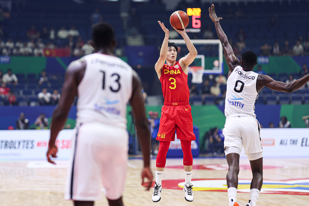 Hu Mingxuan (#3) of China shoots in the FIBA Basketball World Cup classification round game against Angola at the Araneta Coliseum in Manila, the Philippines, August 31, 2023. /CFP