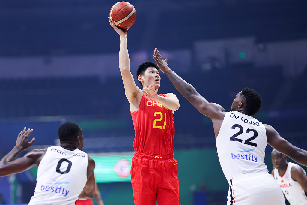 Hu Jinqiu (#21) of China shoots in the FIBA Basketball World Cup classification round game against Angola at the Araneta Coliseum in Manila, the Philippines, August 31, 2023. /CFP