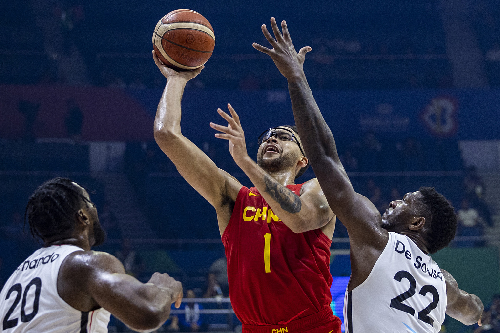 Li Kaier (#1) of China drives toward the rim in the FIBA Basketball World Cup classification round game against Angola at the Araneta Coliseum in Manila, the Philippines, August 31, 2023. /CFP