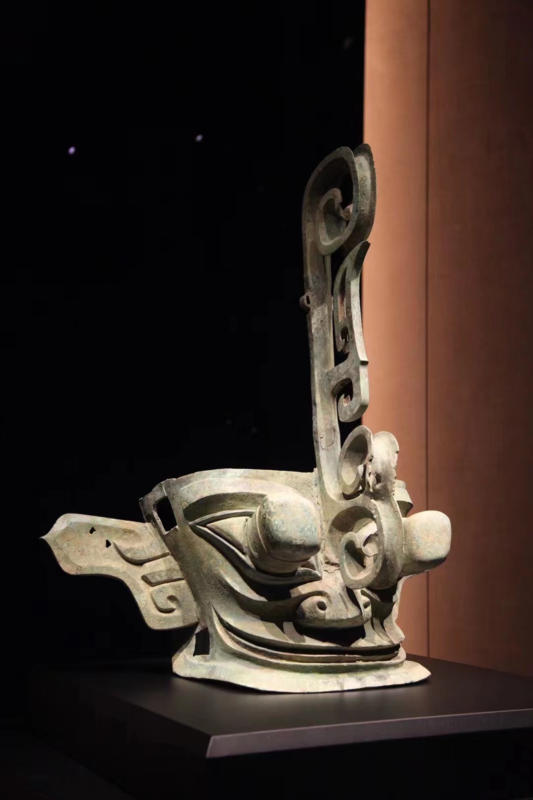 A bronze mask with protruding eyes is on display at the new building of the Sanxingdui Museum in Guanghan, Sichuan Province. /CGTN