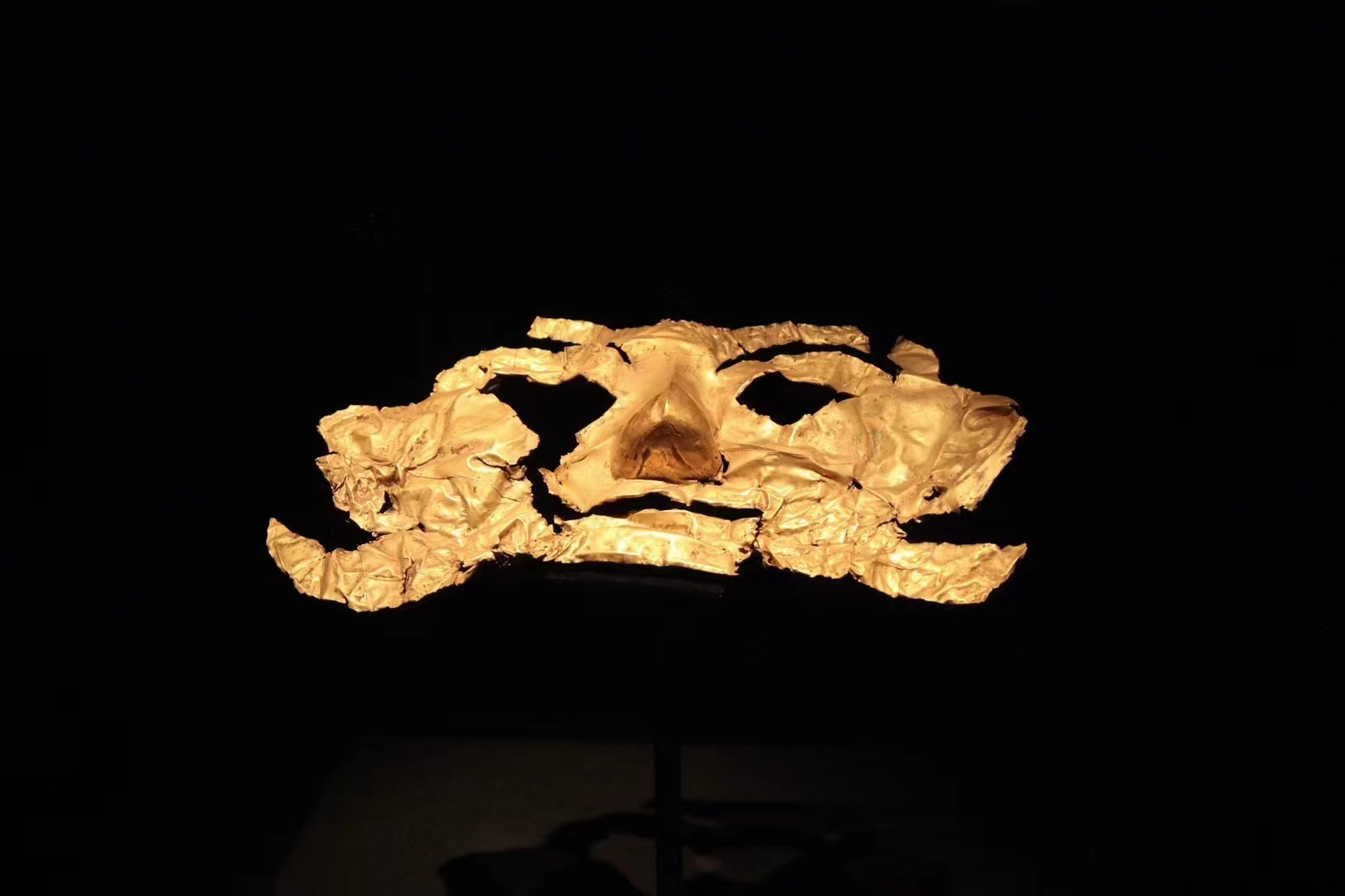 A gold mask is on display at the new building of the Sanxingdui Museum in Guanghan, Sichuan Province. /CGTN