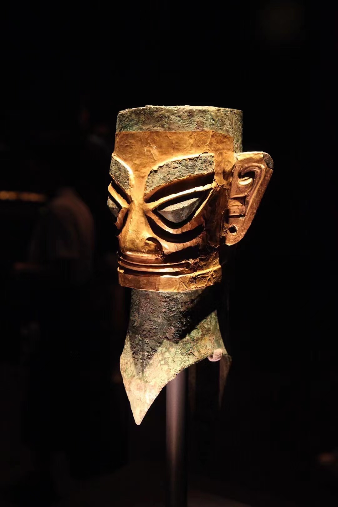 A bronze head with gold foil mask is on display at the new building of the Sanxingdui Museum in Guanghan, Sichuan Province. /CGTN