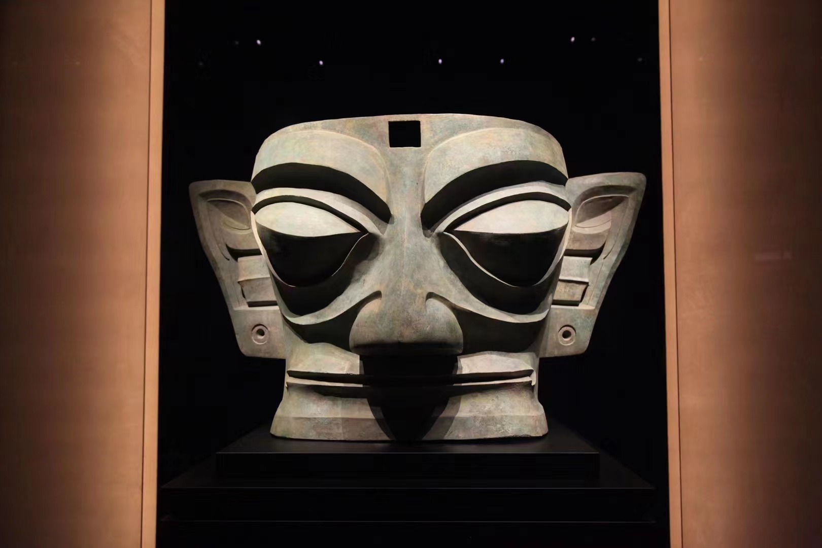 A bronze mask is on display at the new building of the Sanxingdui Museum in Guanghan, Sichuan Province. /CGTN