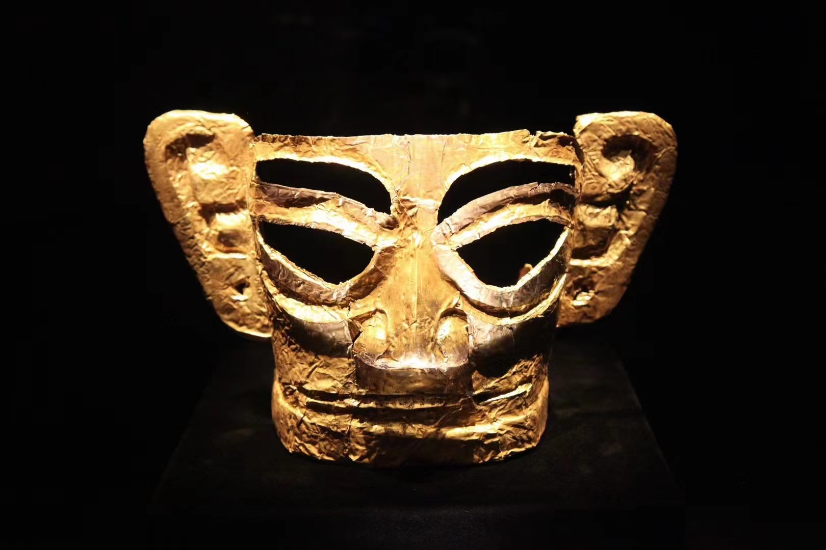 A gold mask is on display at the new building of the Sanxingdui Museum in Guanghan, Sichuan Province. /CGTN