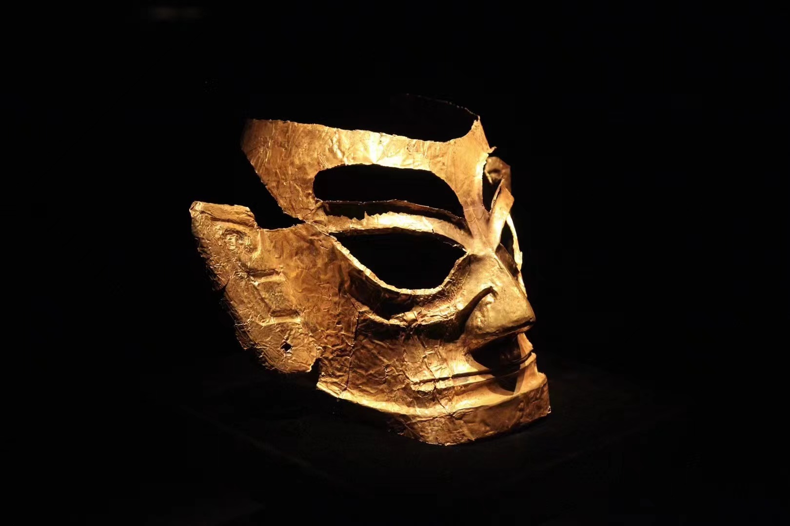 A gold mask is on display at the new building of the Sanxingdui Museum in Guanghan, Sichuan Province. /CGTN