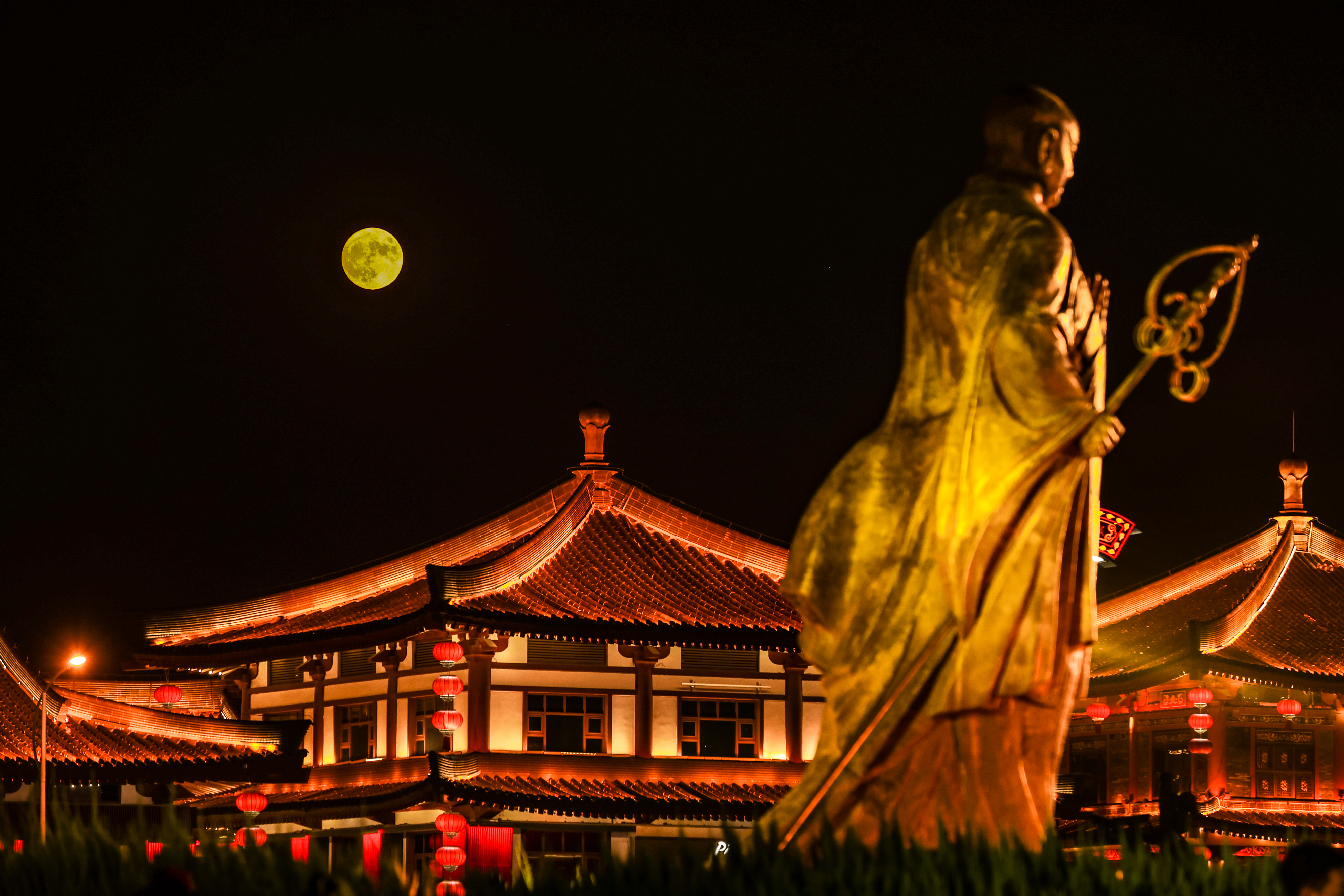 A blue supermoon is observed over the Grand Tang Mall in Xi'an, Shaanxi Province on Wednesday, August 30, 2023. /IC