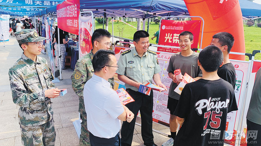 Chinese army enlistment staff explain their enlistment policy to students in a college in Gongqingcheng City, Jiangxi Province in May 2023. /Ministry of National Defense 