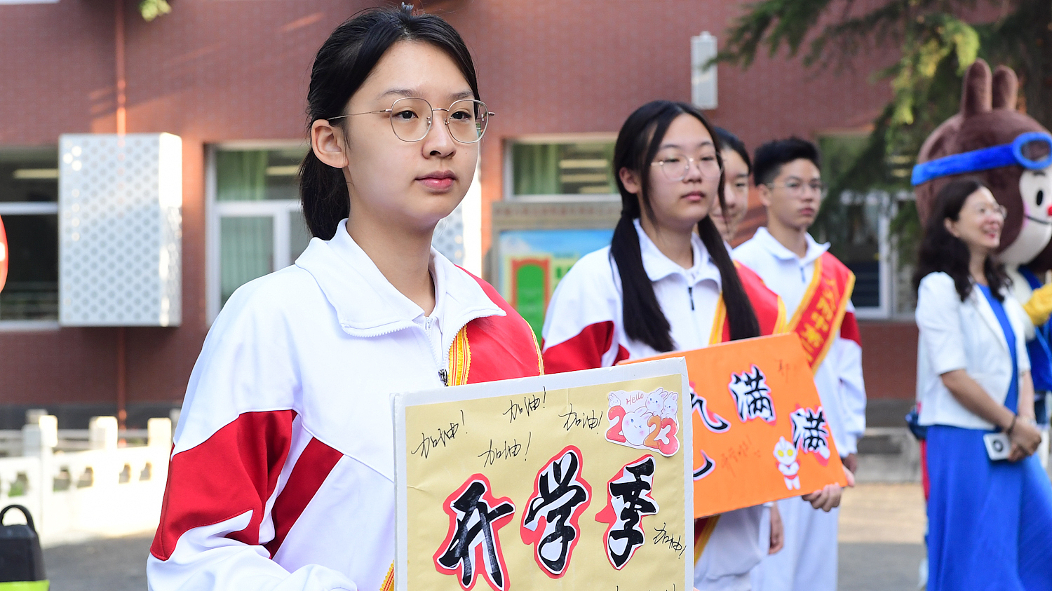 Students celebrate the opening day at a high school in Beijing, China, September 1, 2023./ CFP