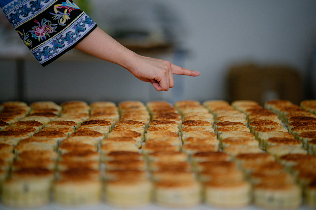 Photo taken on August 23, 2023 shows chaihuo mooncakes in Qianxinan Buyi and Miao Autonomous Prefecture, Guizhou Province. /CFP