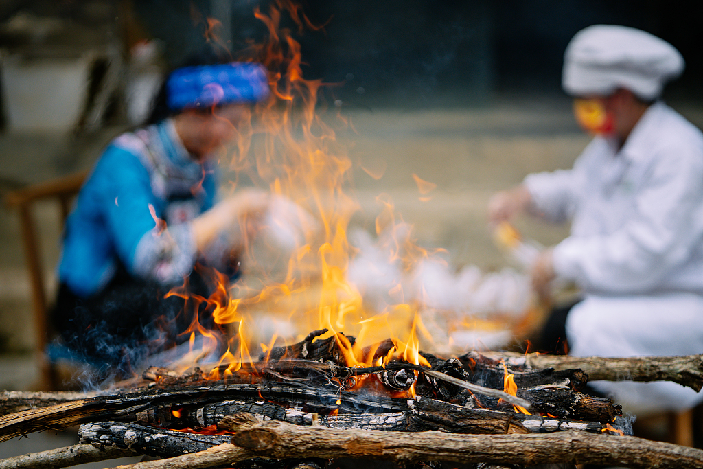 Photo taken on August 23, 2023 shows people making chaihuo mooncakes in Qianxinan Buyi and Miao Autonomous Prefecture, Guizhou Province. /CFP