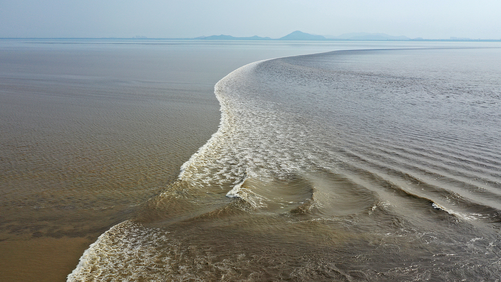 Live: Witness the bore tides of the Qiantang River in east China – Ep. 2